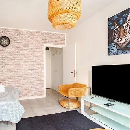 Chic 16th Arr King Bed Private Mews Access * Parigi
