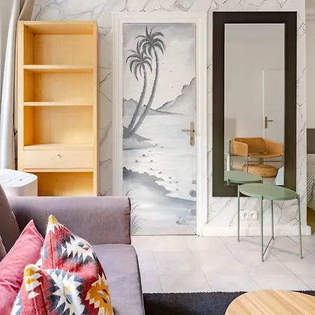 Chic 16th Arr King Bed Private Mews Access Appartamento