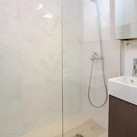 Appartamento Chic 16th Arr King Bed Private Mews Access Parigi