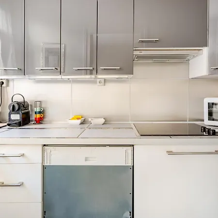 Chic 16th Arr King Bed Private Mews Access Appartamento