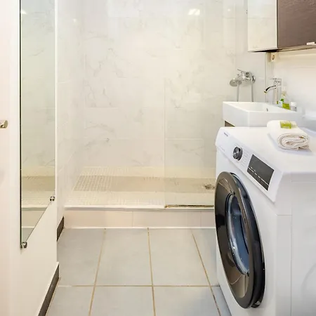 Chic 16th Arr King Bed Private Mews Access Appartamento *