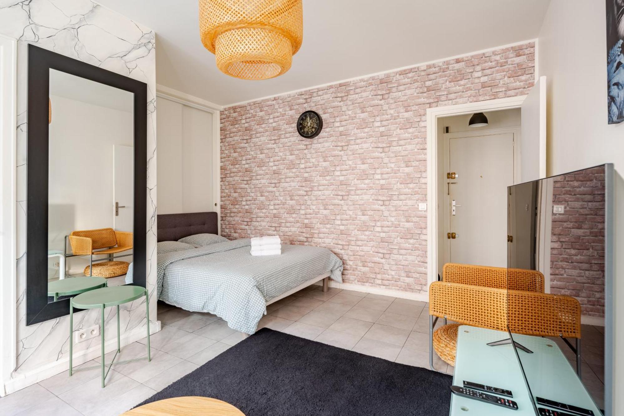 Apartment Chic 16th Arr King Bed Private Mews Access Paris